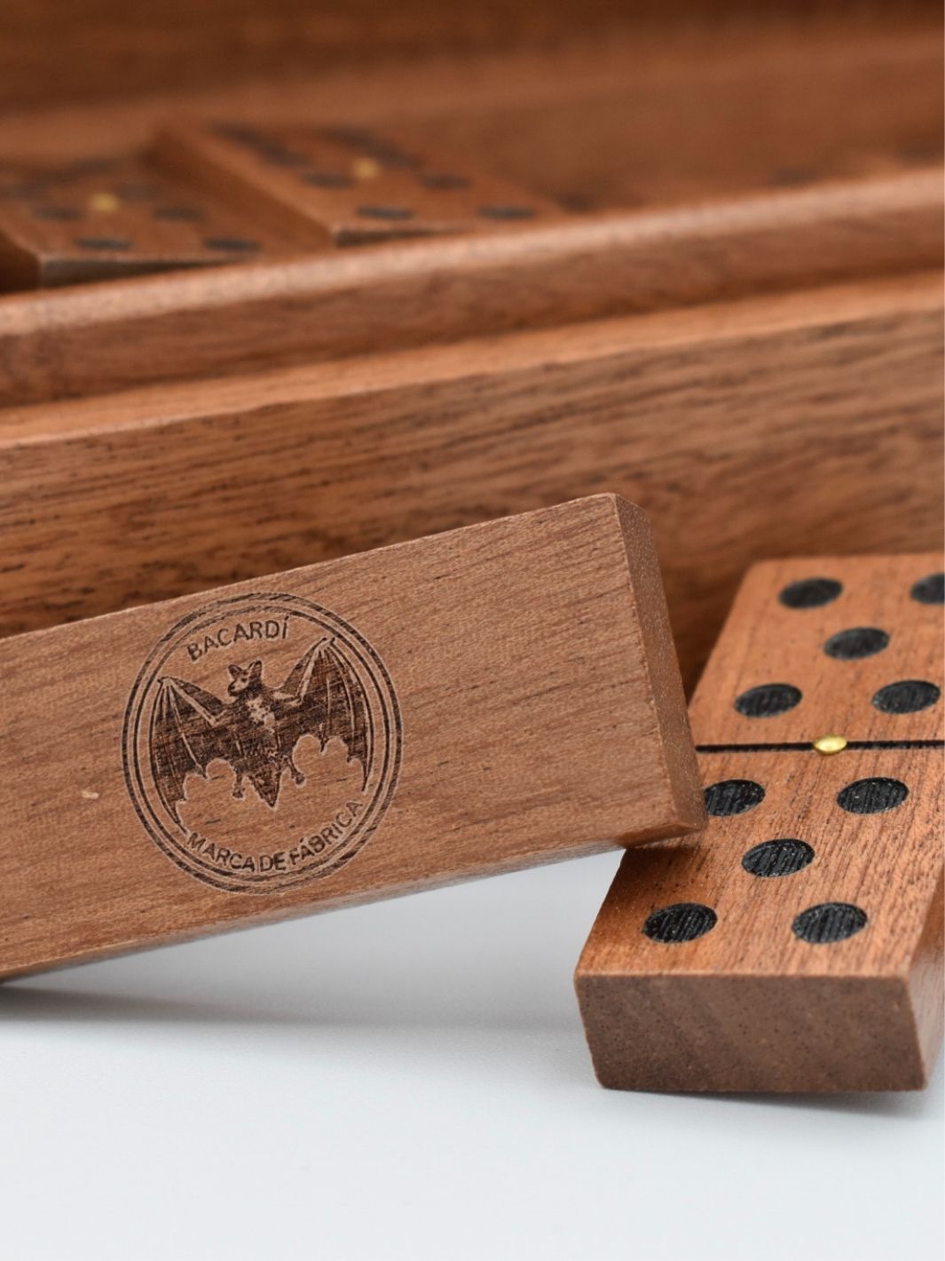 Wood Dominos – CASA BACARDÍ